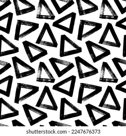 Tríángulos audaces dibujados con pincel, patrón sin fisuras. Resumen de textura geométrica dibujada a mano. Cuadrícula triangular irregular. Ornamento ondulado con triángulos gruesos vectoriales negros. Textura moderna y elegante. 