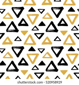 Escova desenhada triângulos, pirâmide padrão vetorial sem costura. Preto e amarelo, fundo de estilo doodle geométrico dourado. Textura abstrata desenhada à mão. Várias formas de triângulo com bordas ásperas e irregulares.