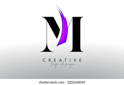 Diseño del logotipo de la letra M del pincel con pincel artístico creativo y vector de aspecto moderno. Diseño de icono de letra M con fuente serif y pincel morado.