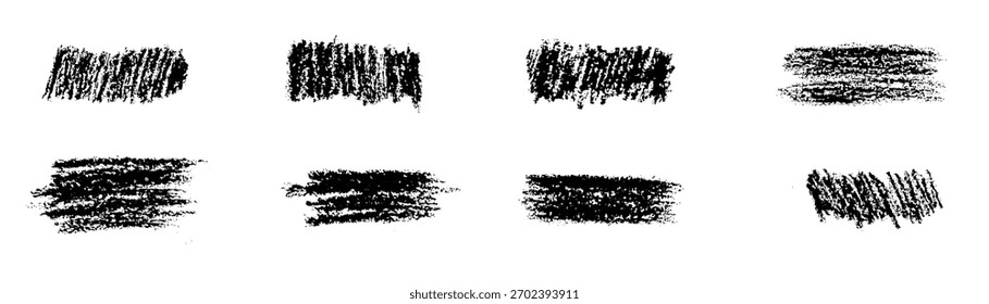 Juego de pinceles hechos con tiza y trazos de carbón negro sobre fondo blanco