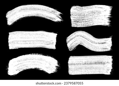 Conjunto de garabatos dibujados a mano en tiza sobre fondo negro. Textura blanca de Shabby. Elemento de mancha monocromo. Efecto Rusto. Imagen generada digitalmente. Ilustración vectorial, Eps 10.
