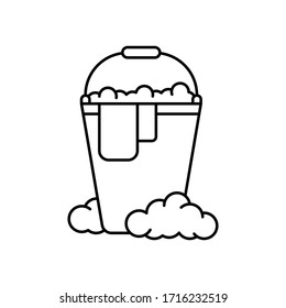 Cubo con trapo y jabón. Icono lineal de limpieza húmeda. Dibujo negro simple de corte, desinfección, lavado con detergentes. Contorno emblema vectorial aislado sobre fondo blanco