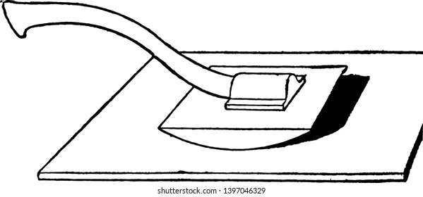 Un balancín sobre el cual se pulveriza el mineral en pedazos manejables con un rodillo que es como un martillo, dibujo de línea vintage o ilustración de grabado.