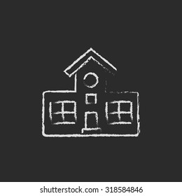 Mão de construção desenhada em giz em um vetor quadro negro ícone branco isolado em um fundo preto.