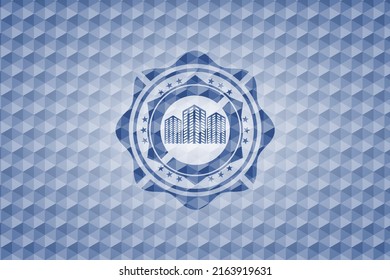 icono de edificios dentro del emblema azul con fondo geométrico. 