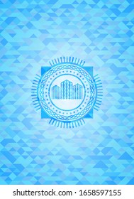 icono de edificios dentro del emblema de mosaico azul claro realista