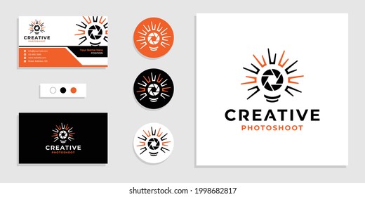 Lámpara de bombilla con lente de cámara. Logo de sesión de fotos creativas y plantilla de diseño de tarjetas de visita