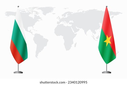 Bulgarien und Burkina Faso Flaggen für offizielle Treffen vor dem Hintergrund der Weltkarte.