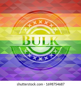Emblema masivo sobre fondo de mosaico con los colores de la bandera LGBT