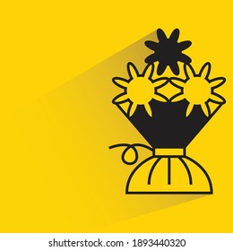 ramo de flores con sombra sobre fondo amarillo