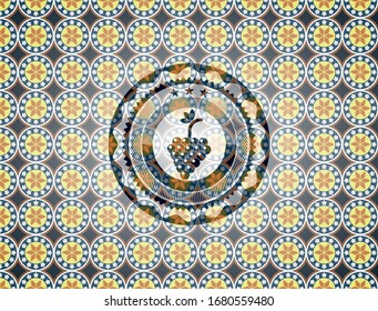 un montón de uvas icono dentro de la insignia de estilo arabesco. decoración árabe.