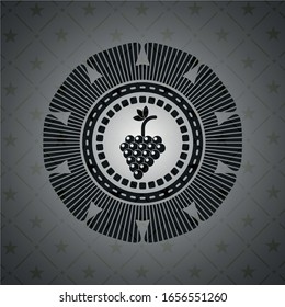 racimo de uvas icono dentro de una placa oscura