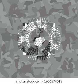 racimo de uvas icono dentro de la textura de camuflaje gris