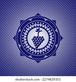 un montón de uvas icono dentro del fondo del jean. 
