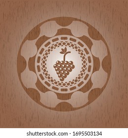 racimo de uvas icono dentro de un emblema de madera realista