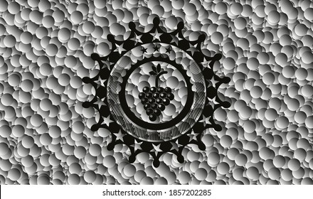 grupo de uvas icono dentro del emblema negro estilo retro con fondo de burbujas grises. Ilustración vectorial. Detallado. 