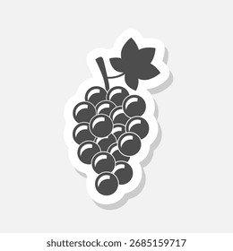 Manojo de uvas con la etiqueta engomada plana del icono de la hoja aislada en fondo gris