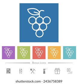Manojo de uvas delinean iconos planos blancos en fondos cuadrados. 6 iconos de bonificación incluidos.