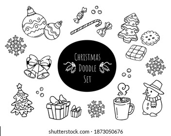 Paket von fröhlichen Weihnachtsdekorationen und Happy New Year Design-Elemente. Handgezeichnete Doodle-Set mit Schneemann, Weihnachtsbaum, Kakao, Süßigkeiten und Zierglocken. Frische Skizzen für Ferien.