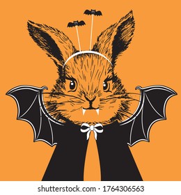 Conejo con alas murciélagos y colmillos de color naranja. Ilustración vectorial dibujada a mano. Impresión de Halloween para camisetas de chicas.