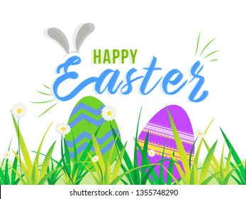 Ilustración de los oídos de conejito con coloridos huevos de Pascua escondidos en la hierba sobre fondo blanco para el cartel de Pascua Feliz o diseño de afiches.