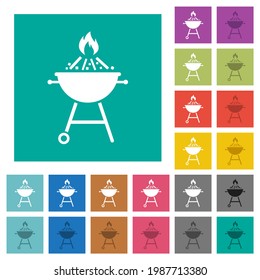 Burning Grill Grill mehrfarbige flache Symbole auf einfarbigem Hintergrund. Weiße und dunklere Icon-Variationen für Hover oder aktive Effekte.