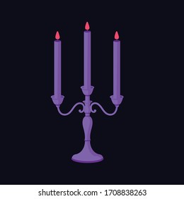 Quema de velas en un candelabro sobre un fondo oscuro. Halloween: Misterioso castillo.
