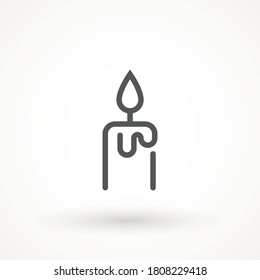 Icono de vela quemando aislado. luz de la vela quemar cera negra línea delgada icono de contorno en fondo blanco
