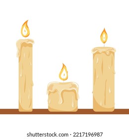 Quemando una vela sobre un fondo blanco. Tres velas de diferentes alturas. Una hermosa llama de velas. Ilustración del vector 