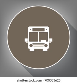 Buszeichen, Abbildung. Vektorillustration. Weißes Symbol auf braunem Kreis mit weißer Kontur und langer Schatten auf grauem Hintergrund. Wie die Draufsicht auf dem Postweg.