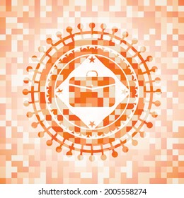 icono del maletín de negocios dentro del emblema abstracto, fondo de mosaico naranja. 
