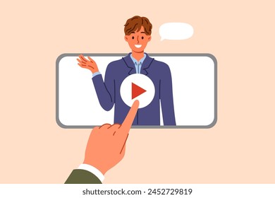 Entrenador de negocios en la pantalla del teléfono con la aplicación para ver el webinar de formación para freelancer. Video Reclutador presiona play, iniciar