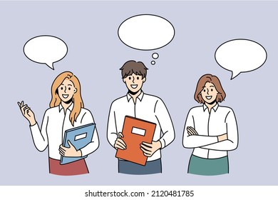 Comunicación de negocios y concepto de chat. Grupo de jóvenes empresarios compañeros de trabajo parados con documentos con burbuja de habla por encima de la comunicación de ilustraciones vectoriales 