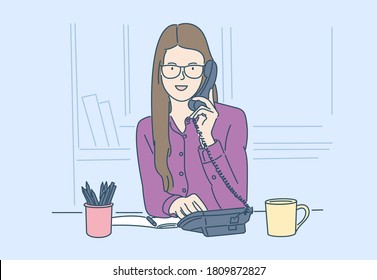 Negocio, comunicación, discusión, concepto de trabajo. Joven feliz con una sonrisa, mujer de negocios, hace una importante llamada de negocios.
