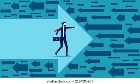 Diferencias comerciales. Un hombre de negocios avanza siguiendo la punta de flecha. ilustración de vector de concepto de negocio