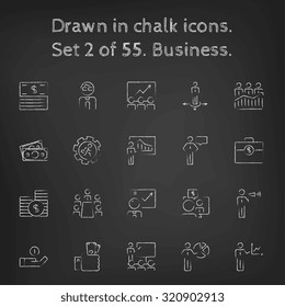 Icono de negocio conjunto mano dibujada en tiza sobre un vector de pizarra iconos blancos sobre un fondo negro.