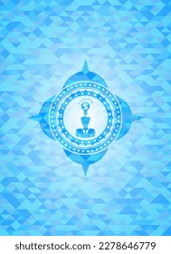icono de idea de negocio dentro del emblema azul claro realista. Fondo mosaico. 