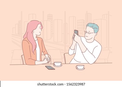 Negocio, entrevista, publicidad, concepto de blog. Un joven y una mujer se reunieron en charlas de almuerzo en un ambiente informal. Una periodista realiza una encuesta a una mujer de negocios exitosa durante el desayuno. Un simple vector plano.