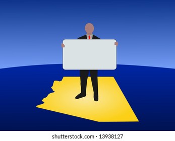empresario parado en el mapa de Arizona con signo en blanco