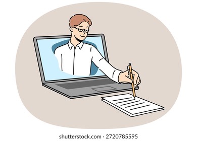 Hombre de negocios toma notas en papel, mirando fuera de la pantalla del ordenador portátil durante la conferencia en línea para los estudiantes. Consultoría ofrece servicios de asistencia empresarial remota para emprendedores y directivos de empresas