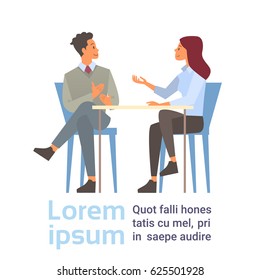 Homem de negócios e mulher falando discutindo, empresários bate-papo sentado Comunicação plana Ilustração vetorial