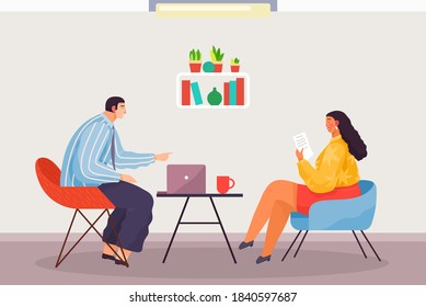 Reunión comercial o proceso de trabajo en la sede central. Mujer jefa sentada en la silla leyendo documento, hablando con hombre gerente. Gestión de proyectos y concepto de trabajo en equipo. Empresaria revisa nuevo contrato