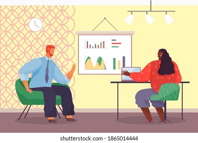Reunión profesional o proceso de trabajo. Hombre sentado en la oficina en la silla, mujer explica la presentación en la pantalla del portátil. Gestión de proyectos y concepto de trabajo en equipo. Empresario que hace un informe financiero
