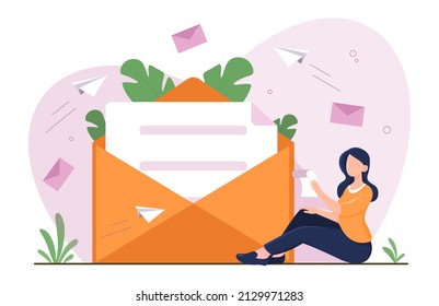 Mensaje comercial en concepto de sobre. Joven sentada y leyendo una carta. Correo electrónico. El empleado se comunica con sus compañeros y recibe la tarea. Ilustración vectorial plana moderna de dibujos animados