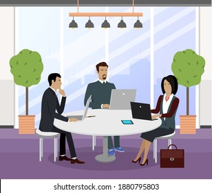 Geschäftsleute, die am Computer im Büro sprechen und arbeiten. Teamarbeit an einem neuen Projekt. Geschäftstreffen, Ausarbeitung von Plänen. Brainstorming-Prozess, Teamchef und Frau ernster Arbeiter am Arbeitsplatz