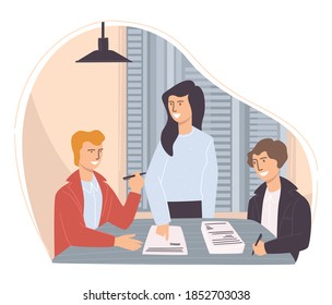 Los empresarios trabajan en equipo con proyectos de desarrollo y discuten ideas. Trabajadores de lluvia de ideas con líderes mostrando reportes y resultados del trabajo. Vida útil de la oficina o empleados sentados en mesa. Vector de estilo plano