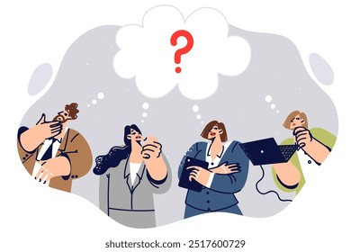 Geschäftsleute denken gemeinsam über das Problem nach und brauchen Hilfe bei der Problemlösung. Mann und drei Frauen aus dem Vorstand denken über eine neue Strategie oder einen Marketingplan nach, um Kunden anzuziehen.
