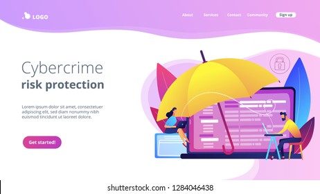 Las personas de negocios trabajan con laptops protegidas de los riesgos de Internet. Seguro cibernético, mercado de ciberseguros, concepto de protección del riesgo de ciberdelito. Plantilla de página web de aterrizaje violeta vibrante del sitio web.
