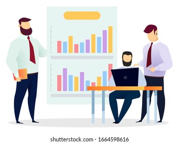 Planificación de negocios y elaboración de estrategias, personajes aislados con ropa formal comparando datos en laptop y pizarra. Análisis de información o programación de software, vectorial en estilo plano