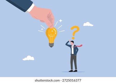 Problema de negocio, concepto de trayectoria laboral y profesional, toma de decisiones y solución, idea, stand de hombre de negocios confuso con signo de interrogación y luego ayuda a poner a mano la lámpara de bombilla para una solución brillante.